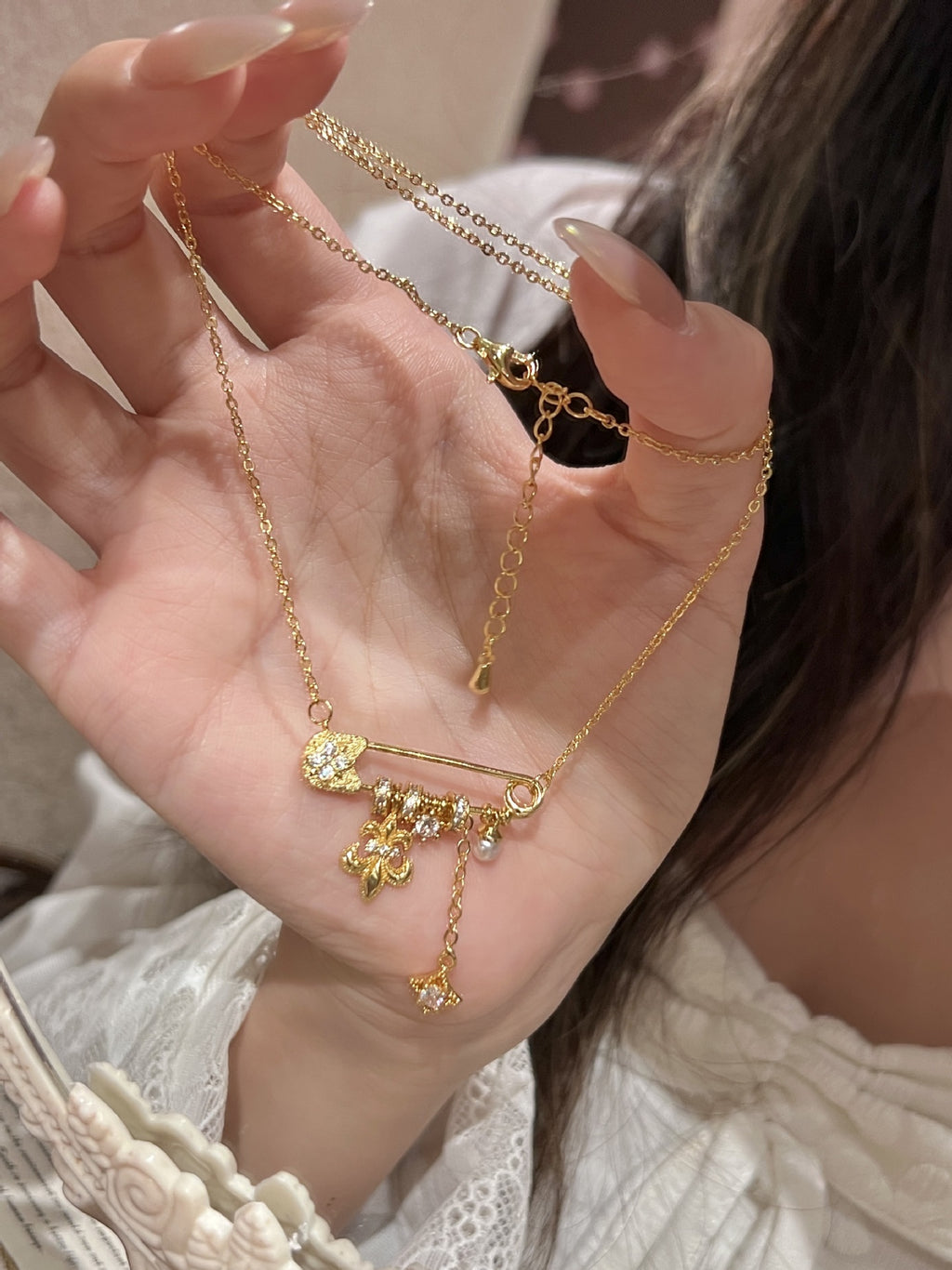 Brushed Gold Fleur-de-lis Safety Pin Pendant Necklace – Pearl & Starburst Charm Dainty Clavicle Chain for Women