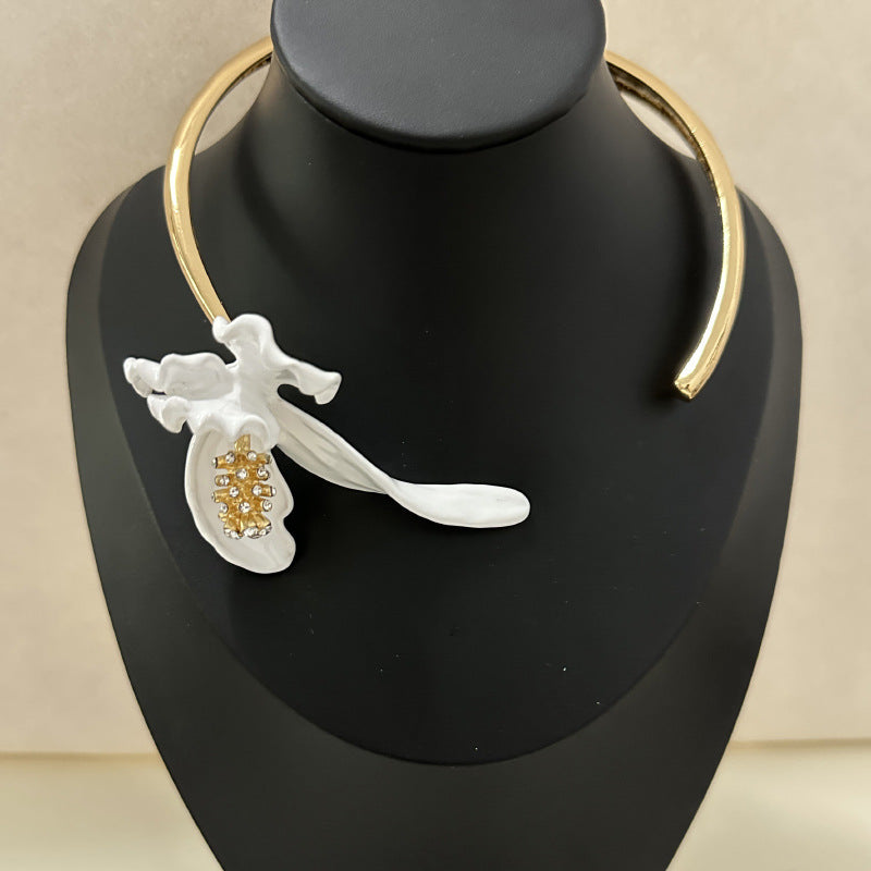 Vintage Enamel Iris Flower Open Torque Choker Necklace – Western High-Fashion Statement Metallic Collar for Women