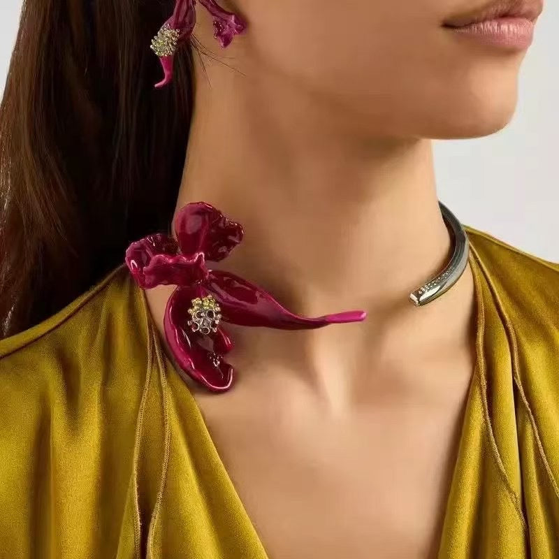 Vintage Enamel Iris Flower Open Torque Choker Necklace – Western High-Fashion Statement Metallic Collar for Women