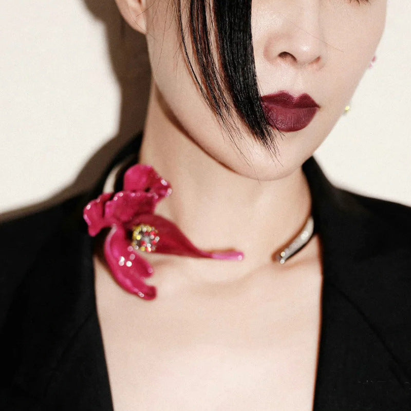 Vintage Enamel Iris Flower Open Torque Choker Necklace – Western High-Fashion Statement Metallic Collar for Women