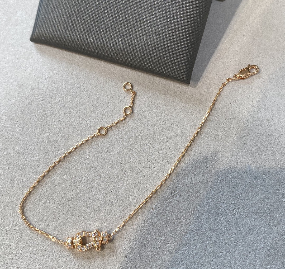 Small Pavé Diamond Horseshoe Buckle Pendant Necklace – 18K Rose Gold Plated U-Shape Clavicle Chain for Women