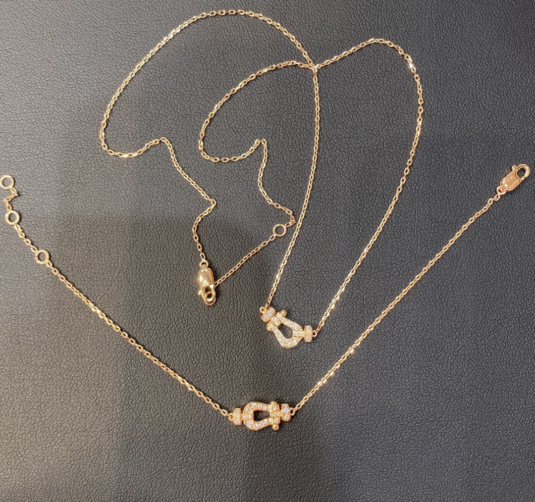 Small Pavé Diamond Horseshoe Buckle Pendant Necklace – 18K Rose Gold Plated U-Shape Clavicle Chain for Women