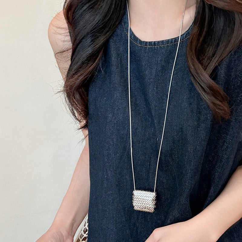 Mini Woven Handbag Pendant Long Necklace – Chic Silver Metallic Purse Charm Sweater Chain for Women